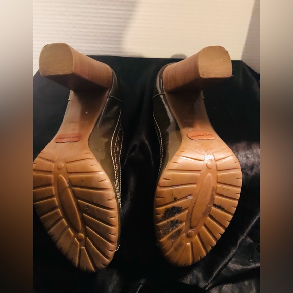 Women hunter green heel shoes. Size 8 - Picture 2 of 5